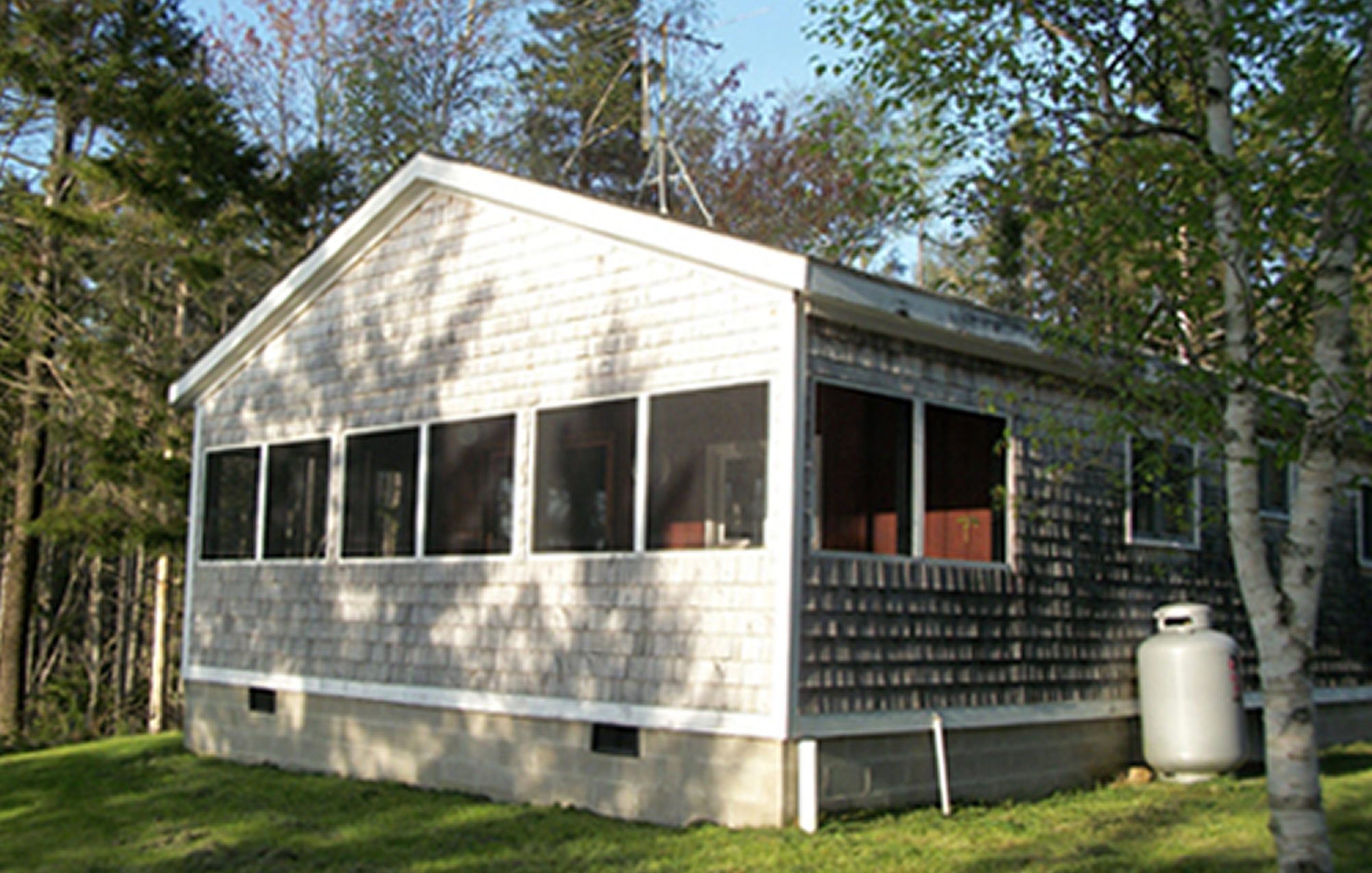 https://oceanspraycottages.com/wp-content/uploads/2025/03/hummingbird-suite-ocean-spray-cottages-maine-2.jpg